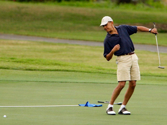 Obama cũng viếng thăm tiểu bang Hawaii và đảo Tetiaroa ở Polynesia thuộc Pháp, nơi ông nghỉ chân tại một khu nghỉ mát sang trọng tên là The Brando. Một đêm ở trong căn biệt thự có thể có giá từ 3.034 đến 4.318 USD.