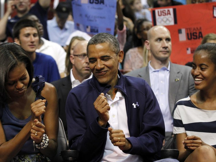 Ngoài khoản trợ cấp sáu con số mà Barack Obama nhận được với tư cách cựu Tổng thống, ông còn kiếm được hàng triệu USD từ các hoạt động khác nhau. Từ việc tham gia nói chuyện tại các sự kiện trên thế giới đến viết một cuốn hồi ký từng đạt danh hiệu bán chạy nhất và gần đây là ký một thỏa thuận sản xuất lớn với Netflix. Cuộc sống của gia đình Obama sau khi rời Nhà Trắng trở nên đầy đủ và giàu có hơn nhiều. Những nỗ lực này, cùng với mức lương hưu khủng mà tất cả các cựu Tổng thống đều nhận được đã đóng góp đáng kể vào giá trị tài sản ước tính khoảng 40 triệu USD của gia đình Obama.