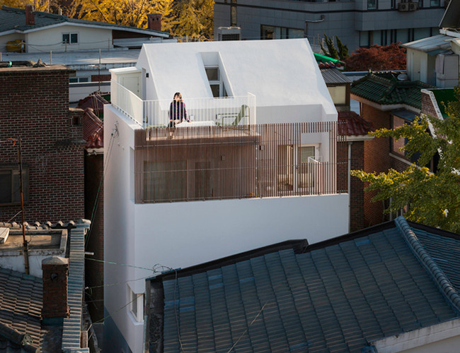 Nằm trong khu phố cổ tại Seoul, ngôi nhà dù chỉ rộng 72 mét vuông nhưng sở hữu thiết kế ấn tượng. Căn nhà nổi bật giữa không gian phố cổ truyền thống có phần chật hẹp. Ngôi nhà bắt mắt hơn với nước sơn trắng kết hợp cùng những lớp gỗ tối giản.