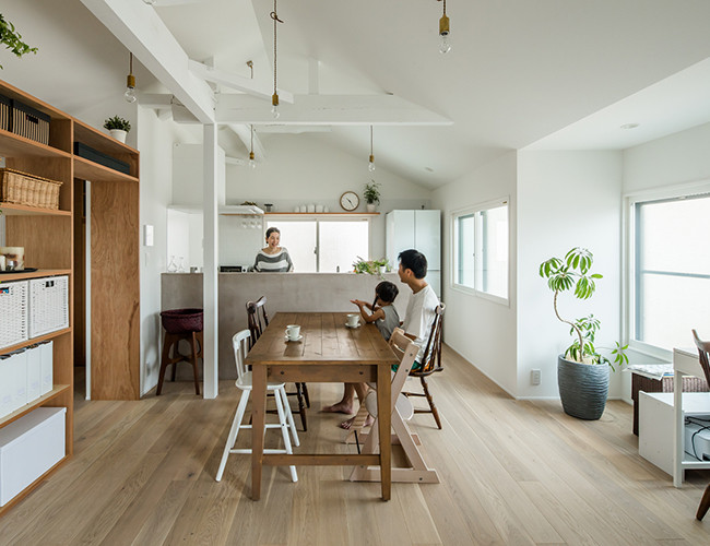 Tọa lạc tại thành phố Suita, quận Osaka, Nhật Bản, căn nhà hai tầng có tổng diện tích 91 m². Khu vực xung quanh là một vùng đất mới phát triển và có rất nhiều ngôi nhà được xếp liền kề nhau mọc lên.