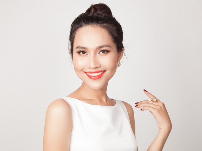 Tập một chương trình Giọng hát Việt vừa lên sóng, Bùi Đình Hoài Sa trở thành tâm điểm cộng đồng mạng. Cô thu hút với vẻ ngoài mảnh mai quyến rũ, nụ cười tỏa nắng cùng giọng hát đầy cảm xúc, ma mị. Cô may mắn được huấn luyện viên Thu Phương nhấn nút quay lại. Ít ai ngờ cô gái 27 tuổi sinh ra là một cậu con trai ở vùng quê nghèo tỉnh An Giang. Cuộc sống nghèo khổ, gia đình phải bán nhà sống rày đây mai đó, thậm chí sang tận Campuchia làm ruộng, làm nương rẫy sống qua ngày. Ba mẹ gửi con cho cô chú nuôi dưỡng từ năm 12 tuổi.