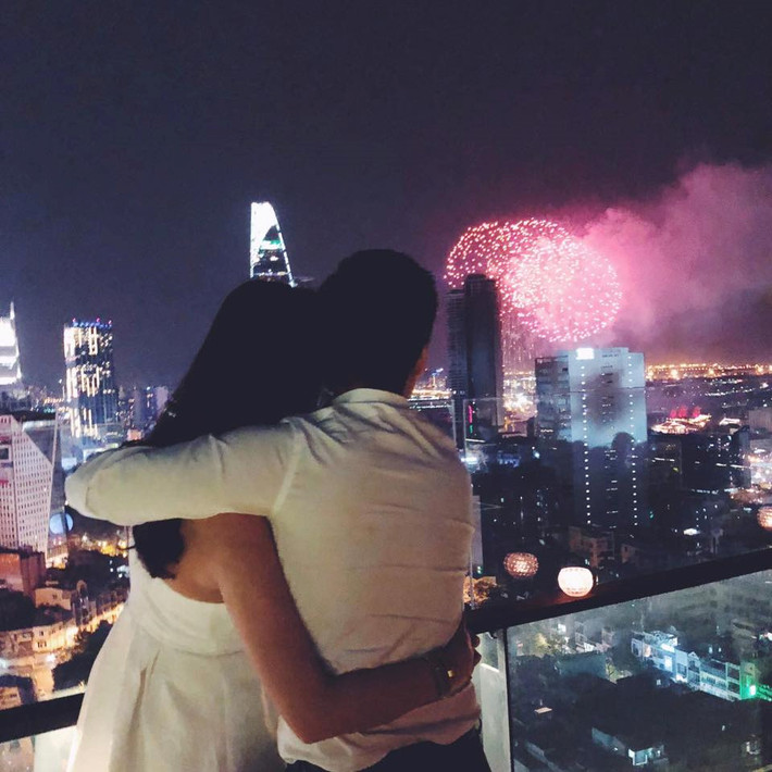 Đôi trẻ hạnh phúc bên nhau trong thời điểm chuyển giao sang năm mới 2018.