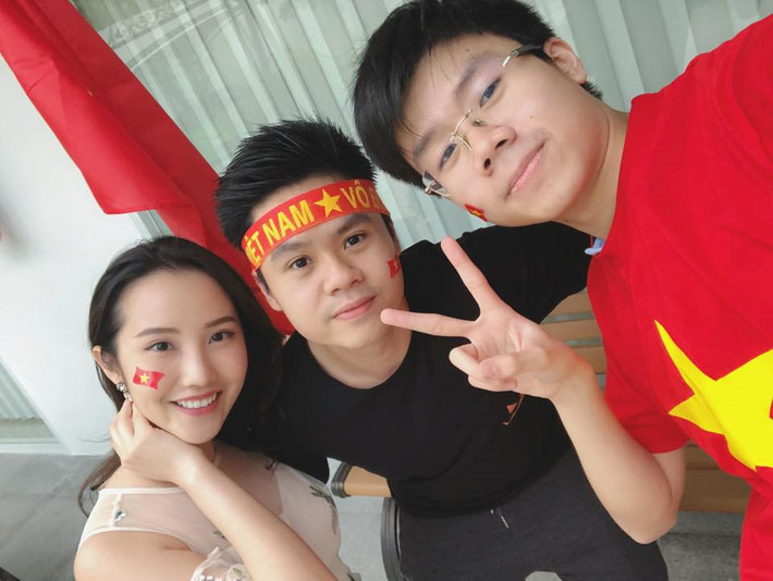 Phan Thành - Primmy Trương cũng cổ vũ đội U23 Việt Nam trong trận chung kết.