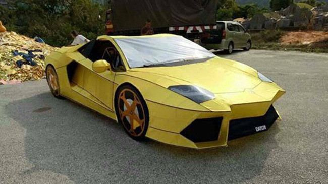 Chiếc Lamborghini Aventador bằng giấy với kích thước gần như thật để đốt cho tổ tiên được làm cầu kỳ với gương, vô lăng, cửa... như thật.
