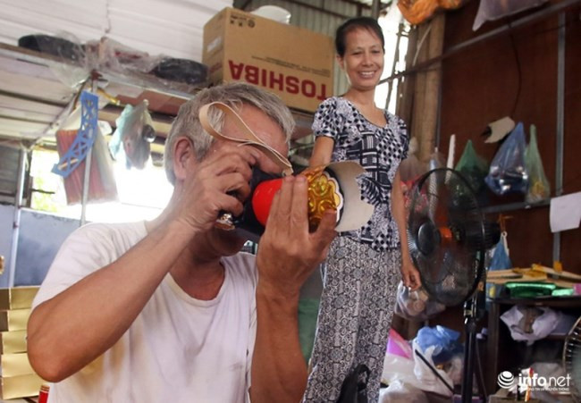 Máy ảnh có kích thước và các bộ phận như một chiếc máy ảnh thật dành cho những người mê công nghệ.