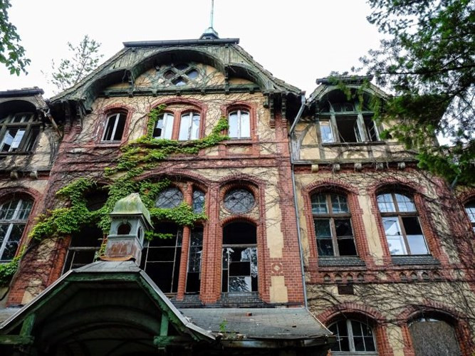 Bệnh viện bỏ hoang Beelitz- Heilstatten, Đức: Địa điểm khiến bạn “sởn gai ốc” này từng là nơi chữa trị cho trùm phát xít Hitler. Nơi đây lưu truyền nhiều câu chuyện kinh dị khiến những người dũng cảm nhất cũng phải “thót tim”.