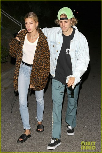 Justin Bieber khoác vai bạn gái - người mẫu Hailey Baldwin đầy tình cảm khi đi ăn tối tại một nhà hàng Nhật ở Los Angeles vào ngày 28/8 vừa qua.