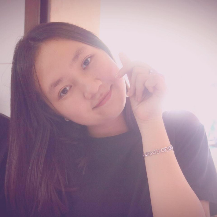Cô bé sở hữu gương mặt tròn, xinh xắn.