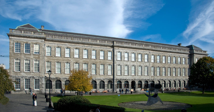 Thư viện Trinity College Dublin - Dublin, Ireland: Đây là thư viện lớn nhất và lâu đời nhất ở Ireland. Thư viện được xây dựng năm 1592 dưới thời nữ hoàng Elizabeth I. Thư viện Trinity College Dublin còn là nơi lưu trữ sách Phúc âm Kells (Phúc âm được viết bằng tiếng Latinh, tập hợp 4 phần Phúc âm của các Thánh Matthew, Luke, Mark và John, ra đời vào thế kỉ thứ IX). Ảnh: theeuropeanlibrary.org.