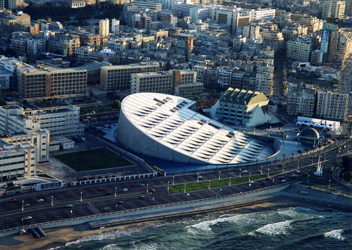 Thư viện Bibliotheca Alexandrina - Ai Cập: Bibliotheca Alexandrina lấy ý tưởng từ thư viện Hoàng gia Alexandria (công trình do Alexander Đại đế xây dựng cách đây 2.300 năm). Thư viện mới được tái sinh vào năm 2002 trên bờ biển Địa Trung Hải sau 10 năm thiết kế, quy hoạch và xây dựng. Ảnh: Architizer.com.