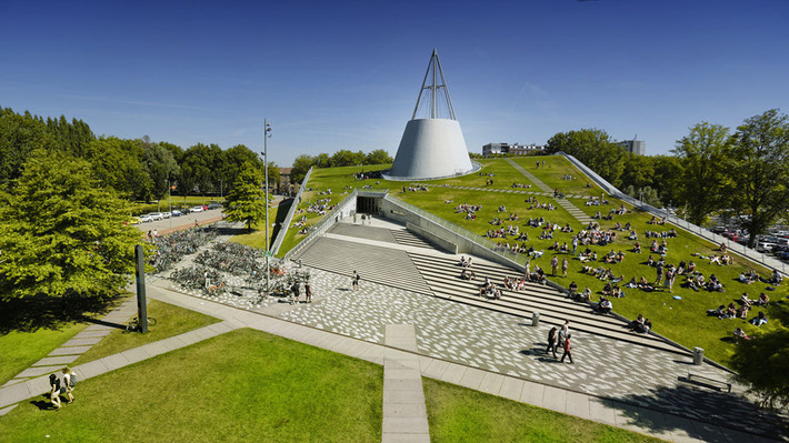 Thư viện TU Delft - Hà Lan: Thư viện của Đại học Công nghệ Delft được xây dựng vào năm 1997 và hiện lưu trữ hơn 862.000 sách, 16.000 tạp chí và có một bảo tàng riêng. Tòa nhà được thiết kế độc đáo với mái nhà là một ngọn đồi cỏ rộng 5.500 m2. Ảnh: Architizer.com.