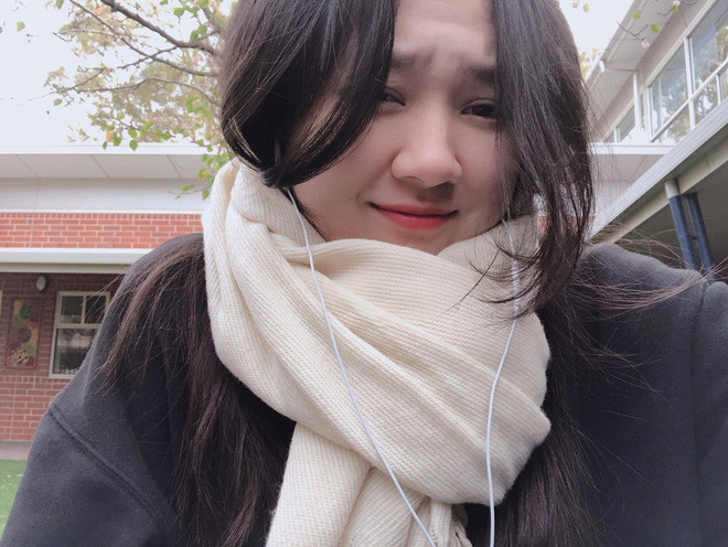 Dòng trạng thái nhanh chóng thu hút sự chú ý của cộng đồng mạng. Rất đông người hâm mộ đã dành cho em gái Bảo Anh những lời khen tích cực vì ở độ tuổi trăng tròn, em gái Bảo Anh đã ra dáng thiếu nữ, xinh đẹp chẳng kém cạnh hot girl nào.