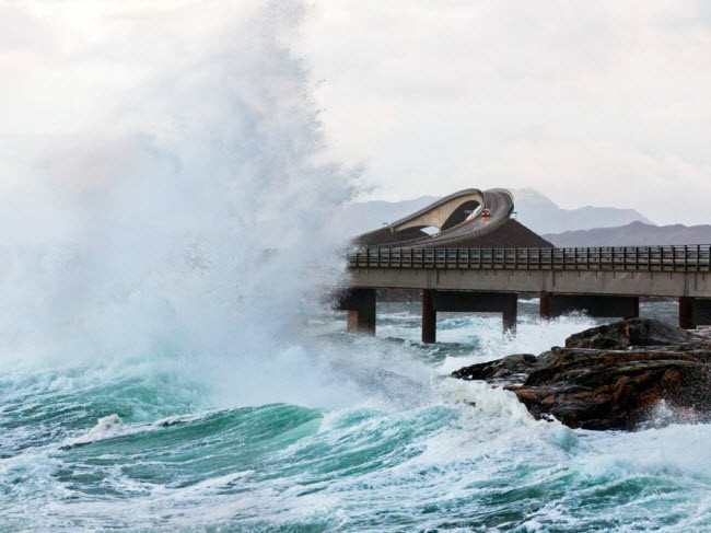 Đường Atlantic, Na Uy: Cung đường này có 7 cây cầu với tầm nhìn ngoạn mục ra biển Đại Tây Dương. Nếu lái xe trong điều kiện thời tiết đẹp, bạn thậm chí có thể được ngắm cá voi và hải cẩu.
