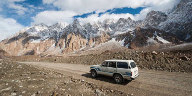 Đường Karakorum, Pakistan và Trung Quốc: Đây là một trong những tuyến đường liên quốc gia cao nhất thế giới. Nó chạy qua dãy núi Karakoram và kết nối Pakistan với Trung Quốc.