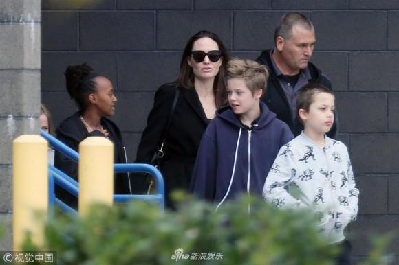 Mới đây, phóng viên bắt gặp Angelina Jolie cùng Zahara, Shiloh, Vivienne và Knox xuất hiện trên đường phố Los Angeles. Diện set đồ đen từ đầu đến chân, bà mẹ 6 con còn mang theo túi xách và kính thời trang đồng màu.
