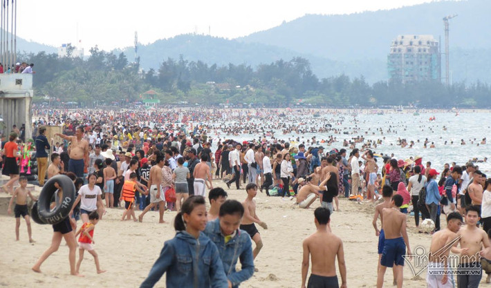 Biển Cửa Lò đông nghẹt thở trong những ngày nghỉ lễ.