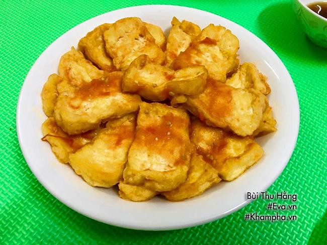 ĐẬU PHỤ SỐT CÀ CHUA Đậu phụ rửa qua nước, thái miếng nhỏ rồi rán vàng. Cà chua 2 quả rửa sạch, thái nhỏ, xào nhừ. Nêm bột canh, dầu hào và 1/2 bát con nước cho vừa rồi cho đậu phụ đã rán vào đun nhỏ lửa cho đậu ngấm gia vị là được.