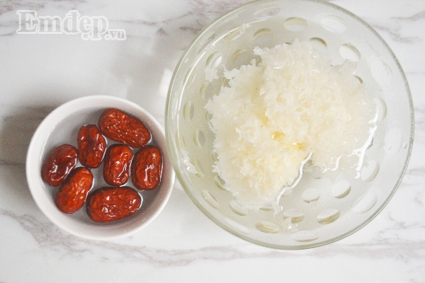 Thực hiện: Bước 1: Ngâm mềm nấm tuyết cho nở, táo tàu ngâm rửa sạch cát.