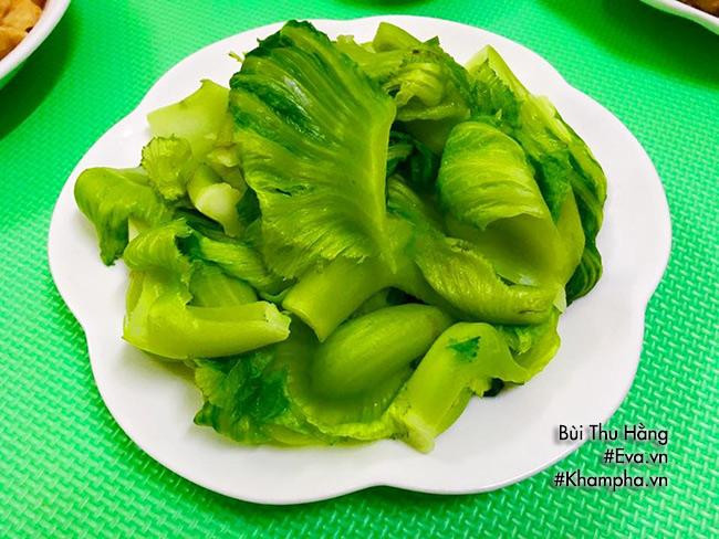 Món phụ: BÚP CẢI LUỘC Búp cải tách nhỏ, rửa sạch. Đun sôi nước với chút muối rồi cho búp cải vào luộc chín. Phần nước luộc giữ lại để làm canh.
