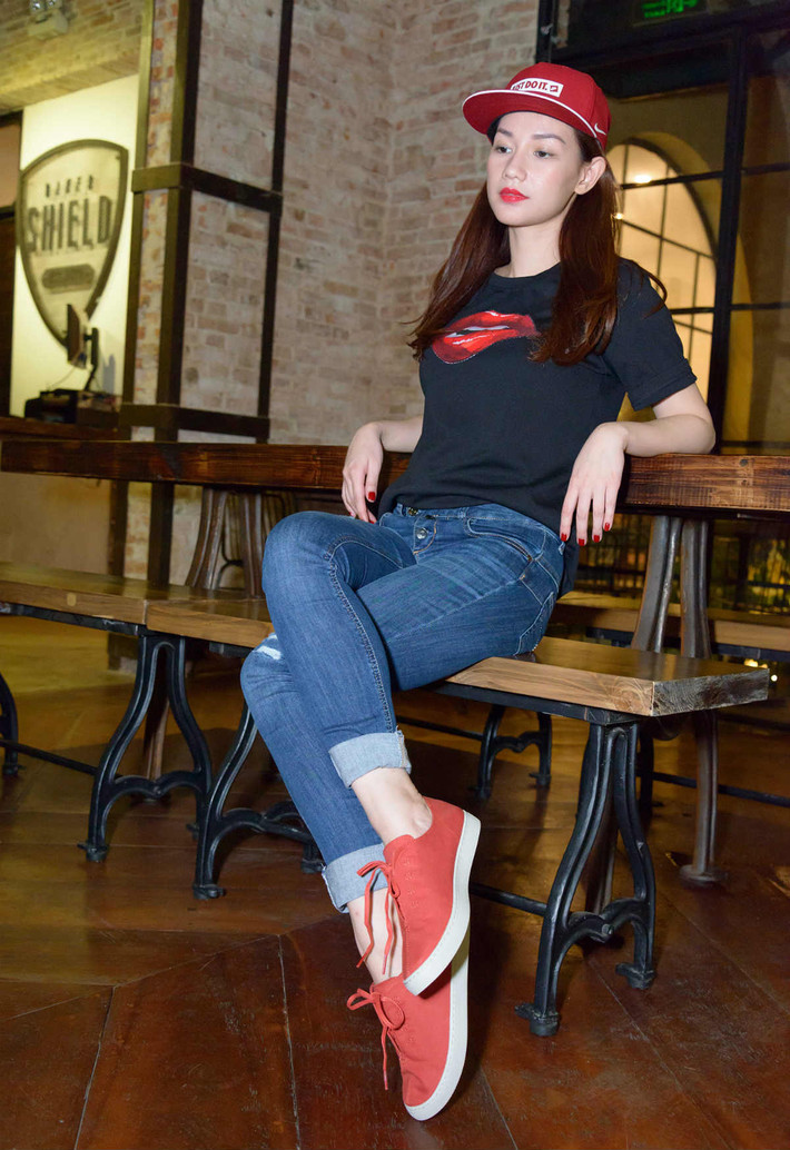 Nhưng trong một sự kiện tối 29.1, MC sinh năm 1990 diện áo thun tối màu, cùng quần jeans cực kỳ đơn giản. Cô cho biết không phải lúc nào cũng váy áo lộng lẫy, khoe đường cong quyến rũ. Người đẹp yêu thích trang phục thoải mái, năng động.