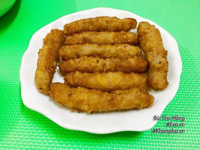 CHẢ BÌ CHIÊN XÙ Bì lợn cạo sạch và lạng hết mỡ. Luộc chín bì với chút gừng rồi thái sợ nhỏ. Giò sống trộn với bì và thịt xay với tỷ lệ 1.1.1. Trộn đều hỗn hợp với nước mắm, hạt tiêu. Cho hỗn hợp vào ngăn đá tủ lạnh khoảng 2 tiếng. Thoa dầu ăn vào tay. Nặn thành những thỏi dài hay tròn tùy ý rồi cho tiếp vào ngăn đá 1 tiếng. Nhúng viên chả vào bột chiên giòn pha với nước sau đó lăn qua 1 lớp bột chiên xù. Đun nóng dầu rồi cho chả bì vào chiên ngập dầu cho vàng giòn là được.