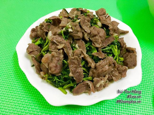 Món chính: THỊT TRÂU XÀO RAU MUỐNG Thịt trâu thái mỏng, ướp với bột canh, dầu hào, hạt tiêu. Phi thơm tỏi rồi cho thịt trâu vào xào nhanh tay với lửa lớn. Trút thịt trâu ra để riêng. Rau muống nhặt ngọn non, rửa sạch, xào chín. Cho thịt trâu vào chảo rau đảo đều. Trước khi tắt bếp rắc thêm chút hạt tiêu nữa là được.