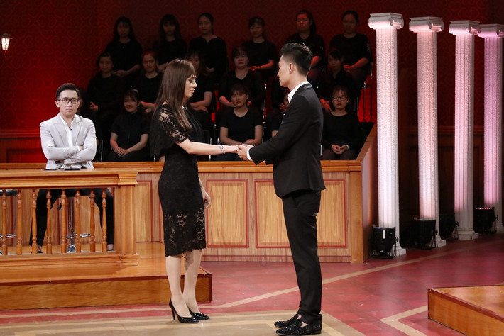 Trước khi công bố kết quả cuối cùng, Phi Hùng một lần nữa khiến cả phiên tòa xúc động trước lời bộc bạch dành cho bà xã: “Cái quan trọng nhất với anh bây giờ là sức khỏe của em. Anh không muốn 5 - 10 năm nữa em không còn nhận ra anh là ai”.