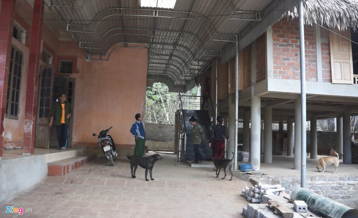 Nhà của gia đình thủ môn Bùi Tiến Dũng nằm ở làng Bào, xã Phúc Thịnh (huyện Ngọc Lặc, cách trung tâm thành phố Thanh Hóa hơn 60 km). Ông Khánh cho hay gia đình sống trong căn nhà cấp 4 nhỏ. Mới đây, Tiến Dũng có gửi về một số tiền nên gia đình xây thêm căn nhà sàn bên cạnh. Gia đình ông cũng giống như bà con dân tộc Mường nơi đây, làm công việc chủ yếu là ruộng vườn và chăn nuôi. Hai anh em ruột Tiến Dũng và Tiến Dụng đến với bóng đá vì niềm đam mê và có một ước mơ là giúp đỡ gia đình bớt khó khăn.