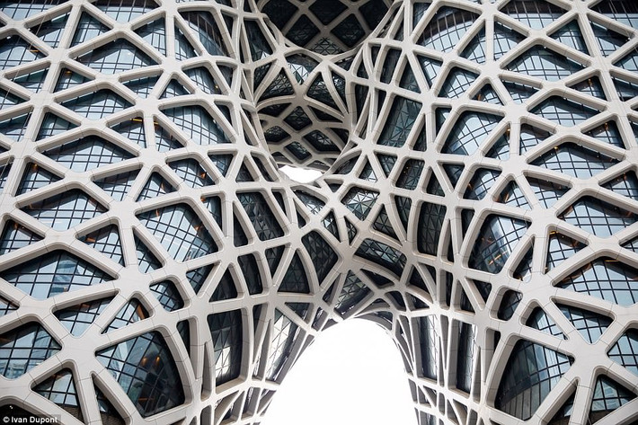 Kiến trúc sư Hadid còn là tác giả của hàng loạt công trình nổi tiếng khác tại Trung Quốc như Nhà hát Opera Quảng Châu.