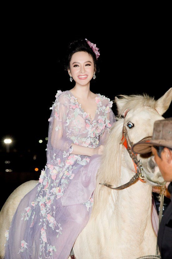 Trong những sự kiện trước đây, “bà mẹ nhí” từng “làm lố” khi thì xuất hiện với ngựa, với cún cưng, lúc lại bên cạnh dàn trai 6 múi, thậm chí đeo mặt nạ hình vượn khi ngồi xem chương trình khiến công chúng vô cùng hoang mang.