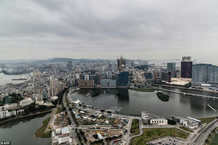 Macao là một đặc khu kinh tế. Đây là nơi duy nhất ở Trung Quốc coi cờ bạc là hợp pháp. Nó mang lại doanh thu khổng lồ như một Las Vegas thứ hai.