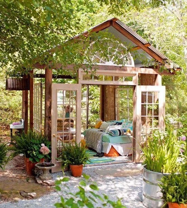 Nhà kính cũng có thể là "địa điểm" nghỉ ngơi, tiếp khách vô cùng đặc biệt trong vườn.