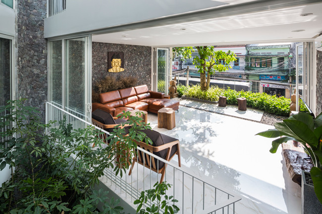 Không chỉ trồng cây cảnh, cây hoa, gia chủ còn trồng cả cây cao có tán lớn, giúp lọc khói bụi hiệu quả hơn, mang đến không gian sống xanh mát. Các kiến trúc sư đã mất khá nhiều thời gian để thiết kế, sao cho ngôi nhà có thể tự điều hòa gió, không khí và ánh sáng tự nhiên, hạn chế tối đa việc sử dụng các thiết bị điện.