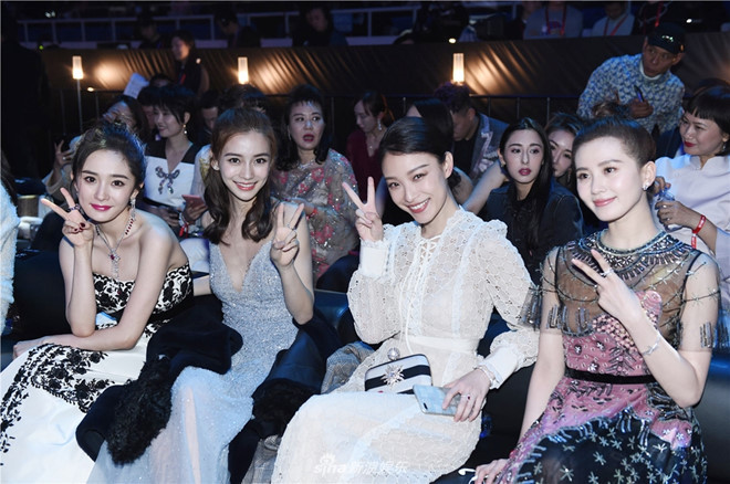 Bốn hoa đán đang lên của màn ảnh Hoa ngữ - Dương Mịch, Angelababy, Nghê Ni và Lưu Thi Thi vui vẻ khi chụp ảnh chung.