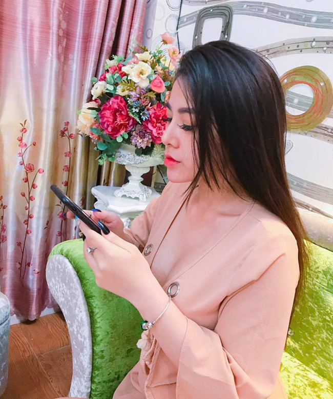 Và dân mạng được một phen bất ngờ trước loạt ảnh đời thường gợi cảm của Thanh Nhàn. Cô giáo trẻ khá tự tin và phóng khoáng.