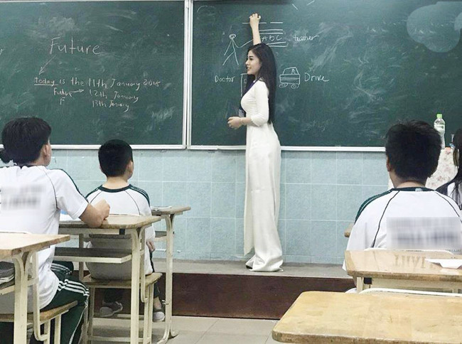Sau nữ giảng viên nóng bỏng của trường Đại học Quốc gia Hà Nội, Trần Đình Thanh Nhàn là cái tên tiếp theo khiến dân mạng "đứng ngồi không yên" vì quá xinh đẹp, quyến rũ. Thanh Nhàn là giáo viên Anh Văn của một trường tư thục tại TP.HCM.