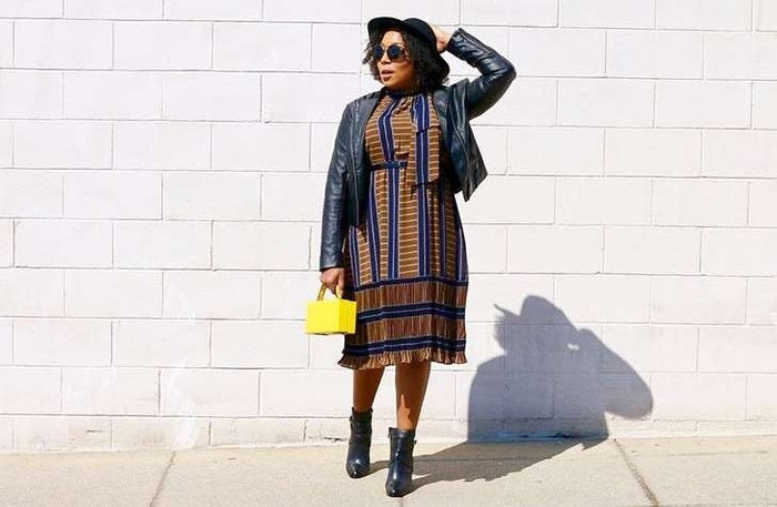 Váy midi + áo khoác da + ankle boots Áo khoác da kết hợp cùng váy midi tạo nên vẻ ngoài nữ tính, ngọt ngào nhưng không kém phần cá tính, năng động cho các quý cô. Đừng quên phối với một chiếc túi xách và đôi ankle boots làm điểm nhấn giúp bạn thêm hoàn hảo nhé!