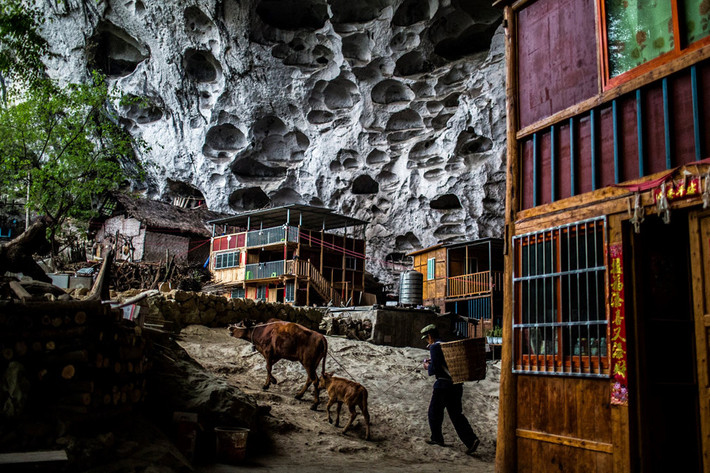 Người dân kiếm thêm thu nhập từ việc mở dịch vụ nghỉ ngơi (homestay) cho du khách. Chính quyền địa phương muốn người dân tái định cư ở một khu nhà ở gần đó hoàn thành cách đây 10 năm. Tuy nhiên, chỉ có 5 gia đình đồng ý di dời dù chính quyền cấp cho mỗi người 60.000 nhân dân tệ (9.500 USD) để bắt đầu cuộc sống mới.