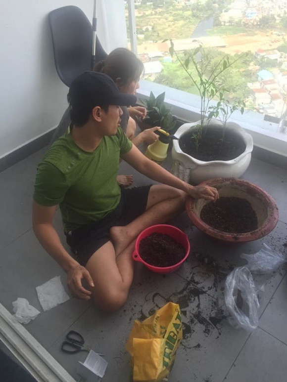 Ban công căn hộ được Kiều Minh Tuấn tận dụng để trồng hoa.