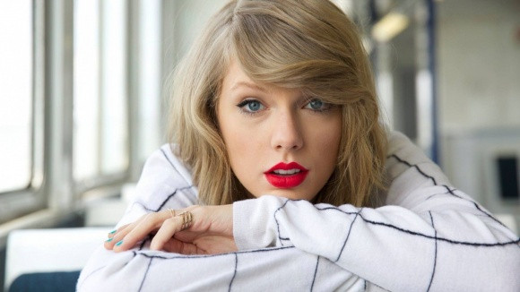 Theo thông tin có được, Taylor Swift đang rao bán căn nhà ở Beverly Hills với giá 2,95 triệu USD (hơn 67 tỷ đồng). Căn nhà của Taylor Swift rộng hơn 274m² với 4 phòng ngủ, 5 phòng tắm. Được thiết kế sang trọng, đầy đủ tiện nghi, tổ ấm đem lại cho người ở cảm giác thoải mái, thư giãn.