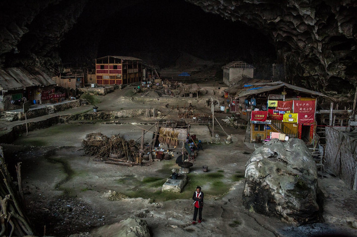 Trung Động là ngôi làng của người Miêu nằm trong hang núi đá vôi cùng tên ở huyện tự trị Tử Vân thuộc địa cấp thị An Thuận của tỉnh Quý Châu, một trong những tỉnh nghèo nhất Trung Quốc. Ngôi làng kết nối với thế giới bên ngoài thông qua một con đường mòn xuyên núi, mất khoảng một giờ đi bộ, theo New York Times.