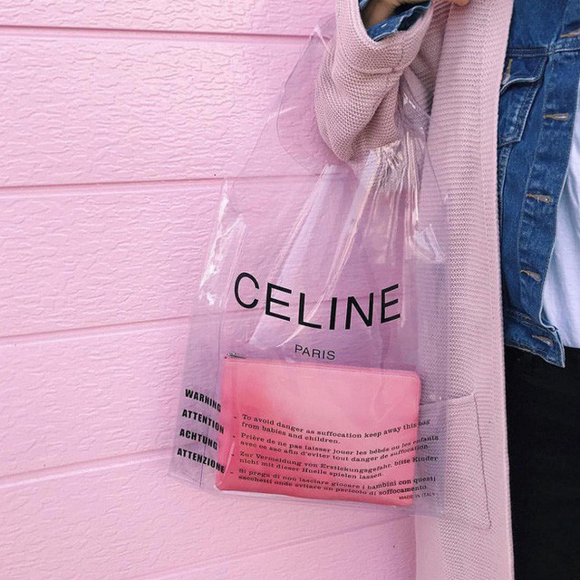 Bạn có thể không tin nhưng đó chính là trường hợp của chiếc túi nhựa Celine - hot item đang càn quét tủ đồ của hàng loạt tín đồ thời trang từ Âu sang Á.