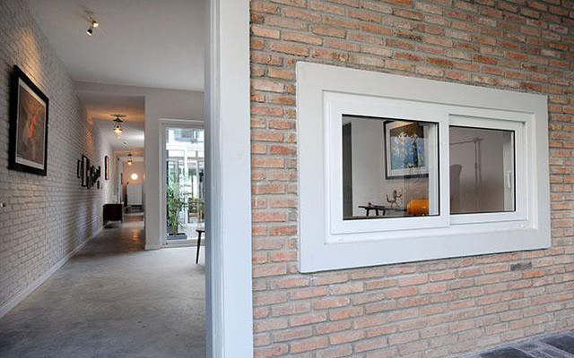 Từ góc bếp nhìn ra hành lang xuyên suốt căn nhà.