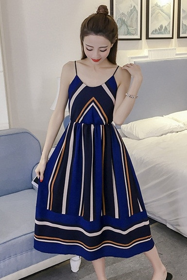 Váy maxi 2 dây Trong năm 2018 những mẫu đầm maxi 2 dây được yêu thích hơn so với những maaix đầm maxi cúp ngực. Những chiếc váy này sẽ giúp phần vai của bạn trở nên mảnh khảnh hơn, đặc biệt với những cô nàng có phần vai u thì lựa chọn những mẫu váy đi biển 2 dây thực sự hoàn hảo.