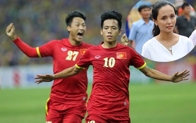 Văn Quyết là một trong những cầu thủ đáng chú ý của bóng đá Việt Nam hiện nay. Đám cưới cổ tích của anh và cô vợ Huyền Mi (SN 1990) từng gây xôn xao dư luận một thời.