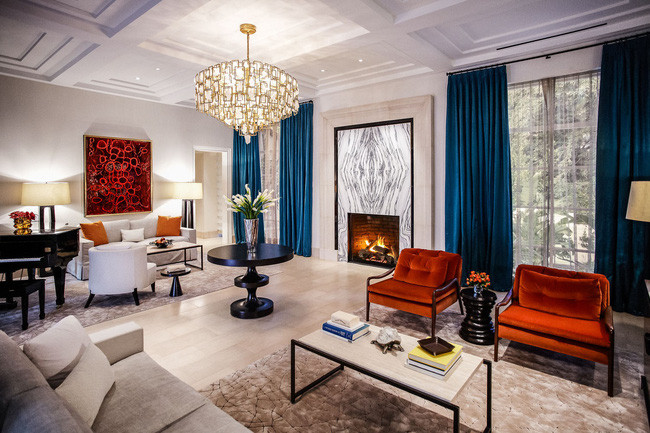 Khách sạn Bel-Air huyền thoại tại Stone Canyon Road, Los Angeles, California, Mỹ được yêu thích bởi nhiều thế hệ người nổi tiếng cũng như giới chính khách, tỷ phú thế giới vừa công bố mức giá cho thuê theo tháng. Theo đó, phòng Tổng thống trứ danh của khách sạn này có giá tới 300.000 USD/tháng. Ảnh: Phòng khách lớn bên trong phòng Tổng thống của khách sạn Bel-Air với đàn piano và lò sưởi.