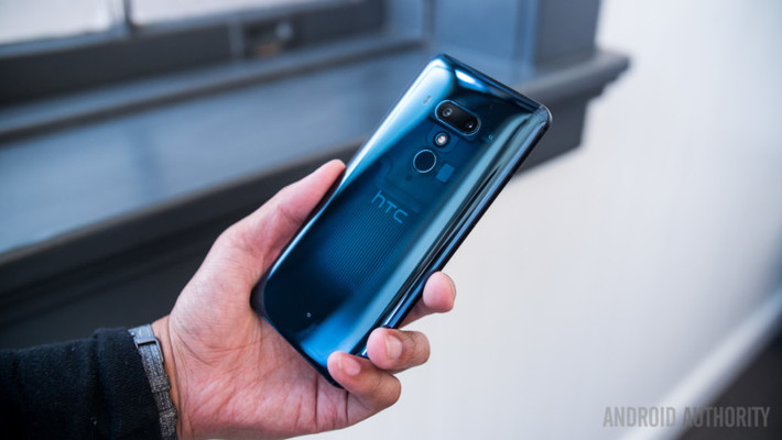 Màu xanh trong suốt Transparent Blue của HTC U12 Plus có vẻ sẽ tạo ra xu hướng mới về màu sắc trên những chiếc smartphone.