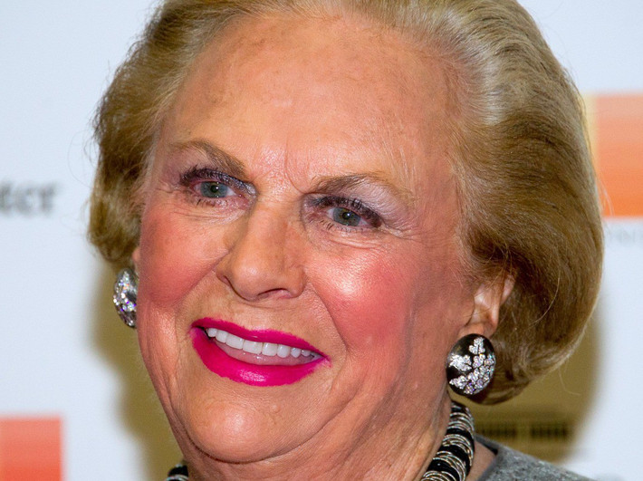 2. Jacqueline Mars - Tài sản ròng: 25,5 tỷ USD Cũng như Alice Walton, Jacqueline Mars sinh ra trong gia đình giàu có bậc nhất tại Mỹ và thừa kế khối tài sản lớn từ đế chế Mars Inc. của gia đình. Ra đời năm 1991, Mars Inc. là nhà sản xuất kẹo lớn nhất thế giới với nhiều thương hiệu nổi tiếng như M&M, Snickers và Skittles. Công ty này cũng mở rộng bán thực phẩm dành cho thú cưng. Ở tuổi 78, Jacqueline Mars nắm giữ 1/3 cổ phần công ty, phần còn lại thuộc về hai anh em trai.