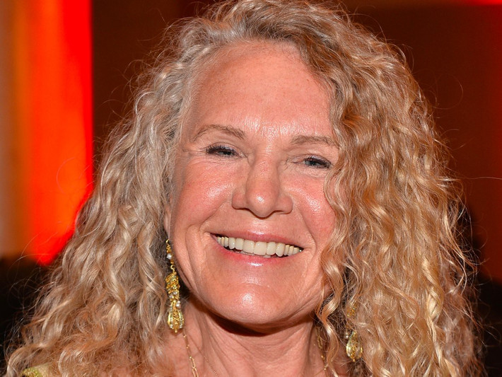9. Christy Walton – Tài sản ròng: 7 tỷ USD Christy Walton được thừa kế khối tài sản trị giá 7 tỷ USD từ chồng John T. Walton – một trong các con trai của nhà sáng lập Wal-mart, sau khi ông qua đời trong một tai nạn máy bay vào năm 2005. Cũng giống như chị dâu Alice Walton, Christy Walton tham gia nhiều dự án từ thiện. Bà nằm trong ban giám đốc của quỹ Học bổng Trẻ em do chồng đồng sáng lập. Theo Forbes, con trai của bà - Lukas Walton, cũng được thừa kế một phần tài sản từ cha và là một trong 5 tỷ phú trẻ nhất tại Mỹ.