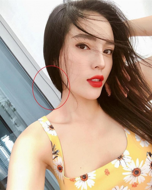 Sau khi tập 1 chương trình siêu mẫu Việt Nam 2018 phát sóng, nhiều người đã chỉ trích cho Kỳ Duyên khi cô có những thái độ gay gắt với Hương Giang trong phần tranh giành thí sinh. Mới đây, trên instagram, Hoa hậu Kỳ Duyên đăng tải hình ảnh của mình cùng lời chia sẻ: "Còn rất nhiều điều bí mật và hấp dẫn ở phía sau ... đừng nóng vội mà buông lời cay đắng nha các bạn ơi".